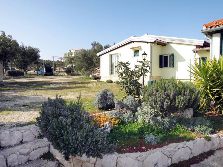 Vacation home with garden, pool & patio — photo 3