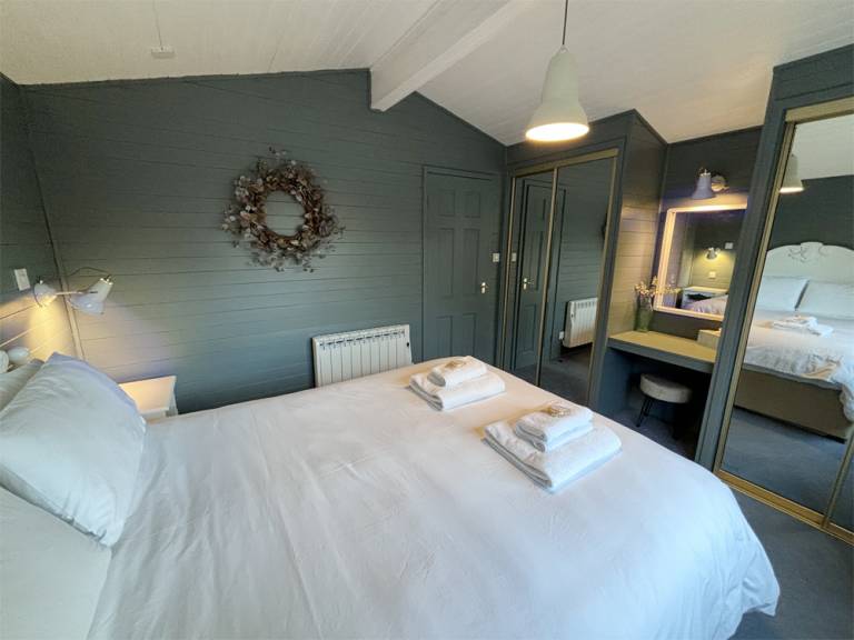 Lapwing Lodge with loch and mountain view — photo 5