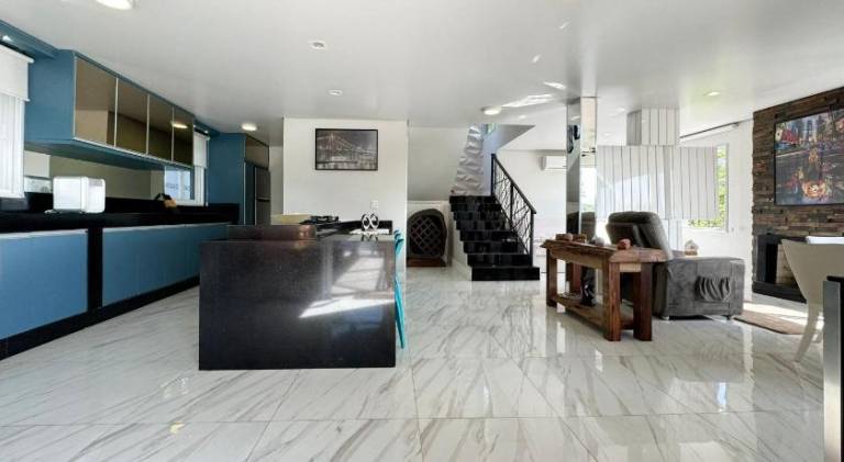 Vacation home with pool — photo 5