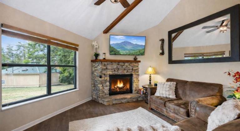 Wonderful vacation home with pool & jacuzzi | Suitable for remote work | Pet-friendly in Gatlinburg, TN