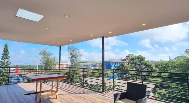 House with pool — photo 3