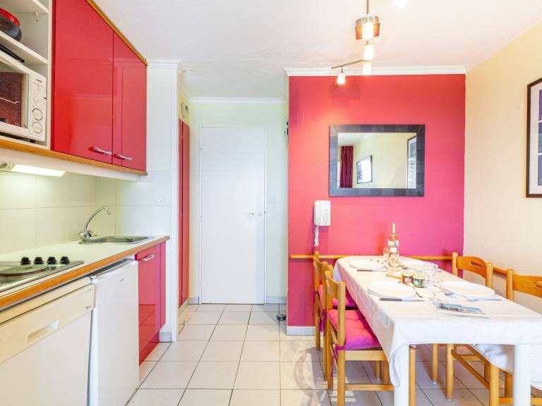 Rental apartment with patio, yard & pool | Sea view — photo 4