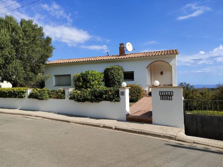 Villa with terrace, yard & barbeque | Sea view — photo 5