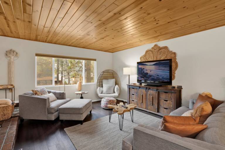 Child-friendly beautiful cabin with patio, hot tub & barbecue | Mountain view | Pets are welcome — photo 2
