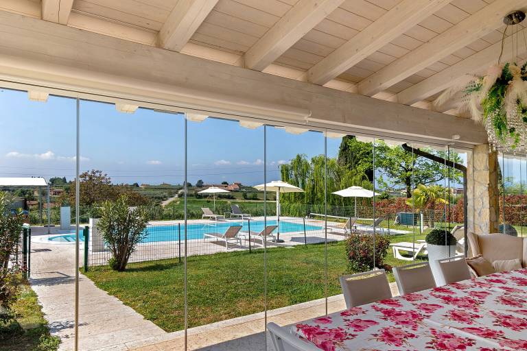 Villa with terrace, yard & heated pool | Mountain view — photo 5