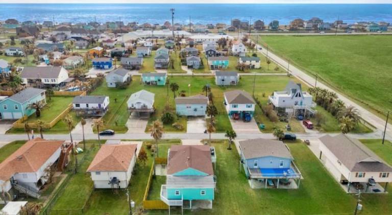 Spacious coastal haven, minutes from beach in Jamaica, TX