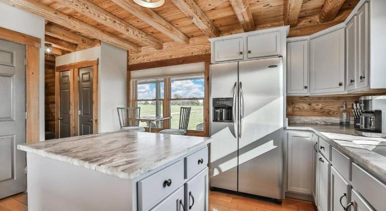 Rec Farm-Log Cabin on Farm, Lake, Hot Tub, Arcade, Pickleball — photo 4