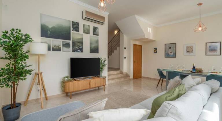 Sunny House with Jacuzzi and Pool by HostWise — photo 2