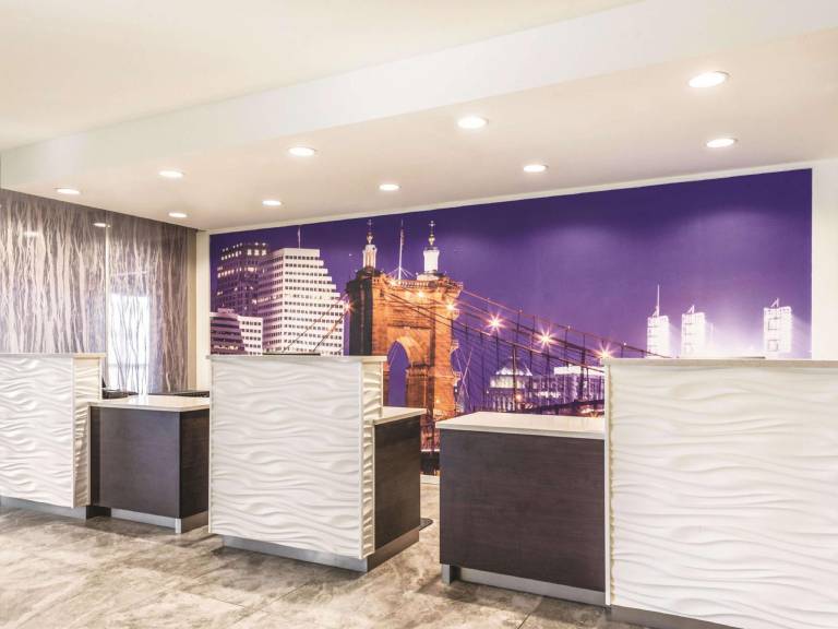 La Quinta Inn & Suites by Wyndham Cincinnati Sharonville — photo 4