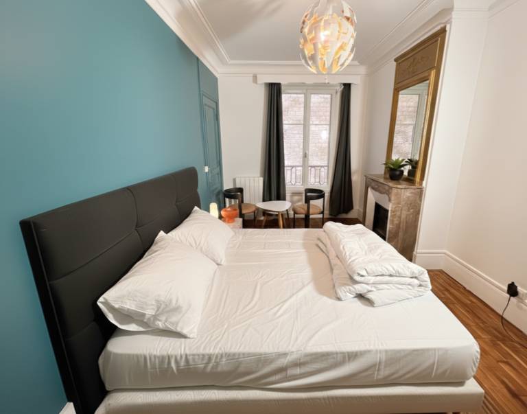 Vacation home with yard in Montrouge
