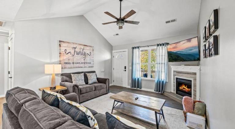 Izzys Family Getaway- Hot Tub - Game Room - Pet Friendly in Pigeon Forge, TN