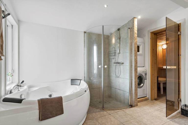 Children-friendly nice vacation home with jacuzzi, barbeque & patio | Beach nearby | Pets are welcome — photo 3