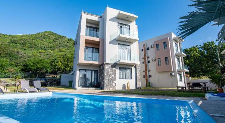 140 m&sup2; Villa