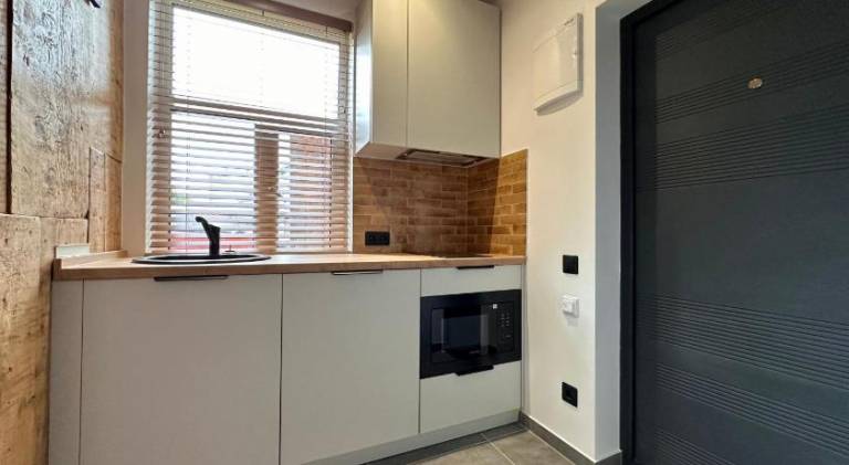 Modern Near Beach & Centre 1BR with AC and Free Parking — photo 4