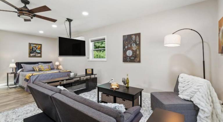 Apartment with pool — photo 2