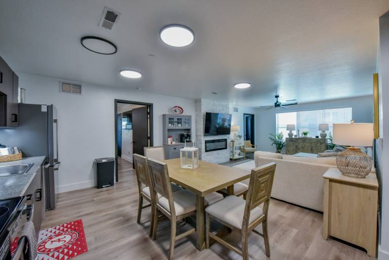 Condo with barbeque & pool — photo 3