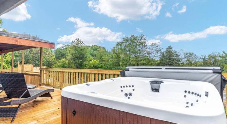 House with jacuzzi — photo 4