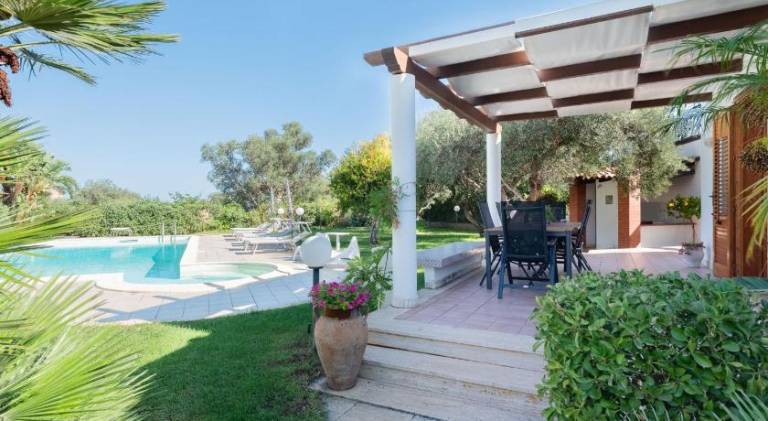Villa with pool & hot tub | Pets allowed — photo 4