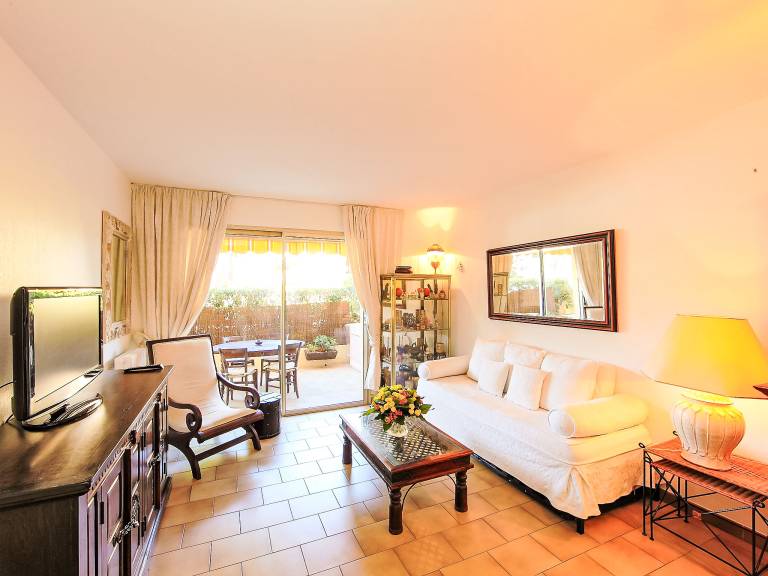 Apartment with terrace, garden & pool — photo 4