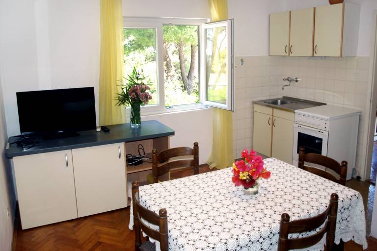 Holiday apartment with patio, BBQ & garden — photo 2