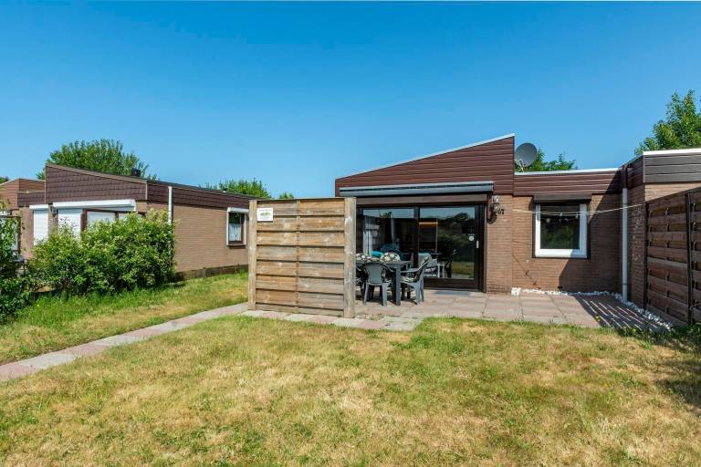 Bungalow with patio & garden in Callantsoog