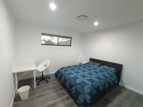 Queen Room in Spacious Modern House 9R3