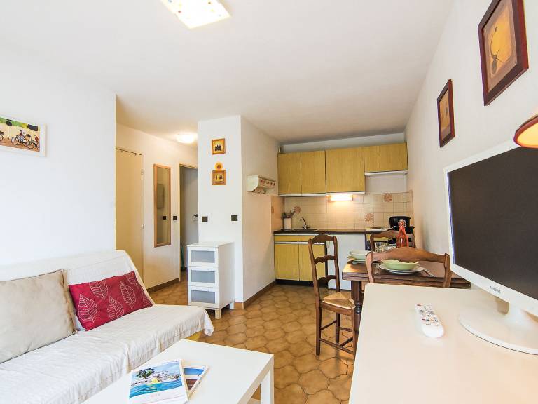 Rental apartment with patio — photo 5