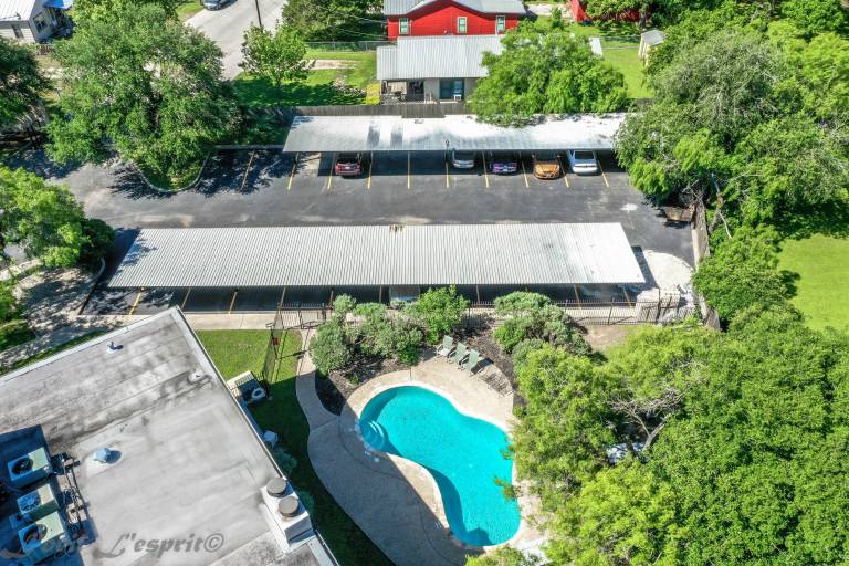 Fully equipped charming condo with pool & barbeque | Pet-friendly — photo 3