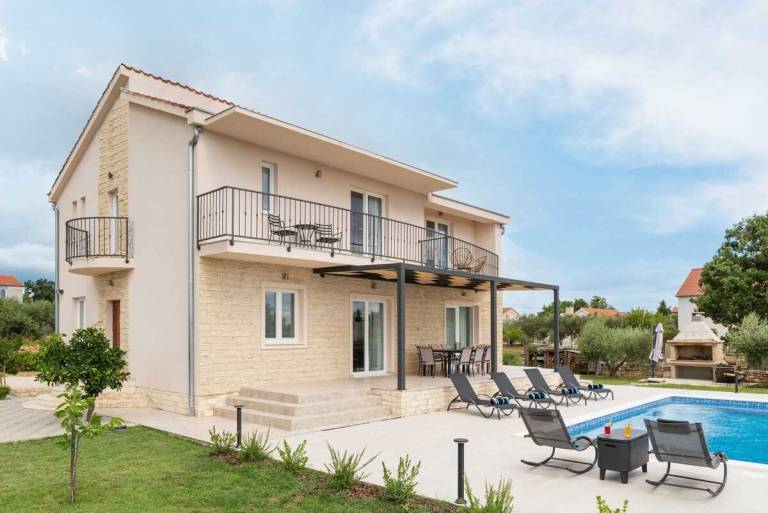 Family-oriented villa with pool & grill | Pool view | Pets are welcome — photo 4