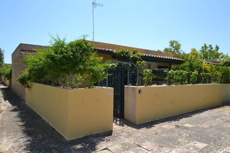 House with yard | Garden view in Melendugno