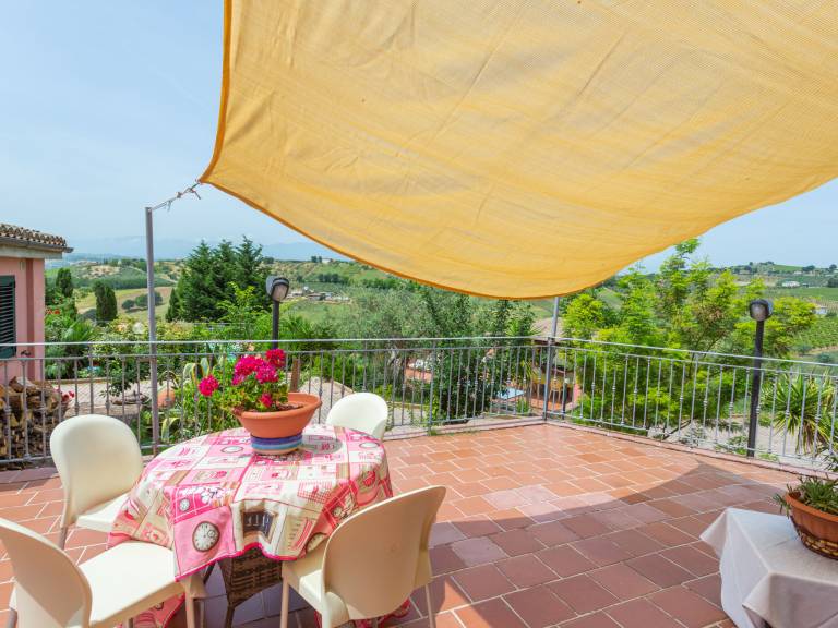 Apartment with BBQ, patio & pool | Pet-friendly — photo 3