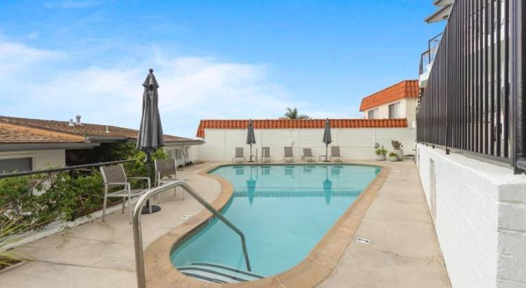 Ample vacation home with pool | Beach nearby | Pet-friendly — photo 4