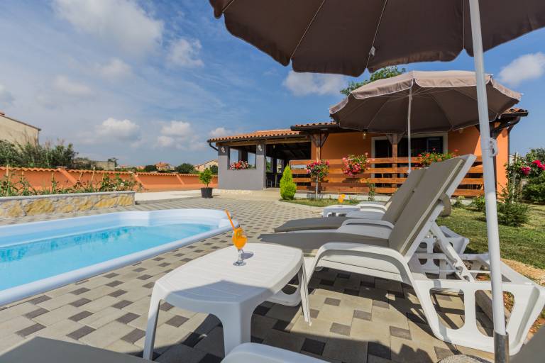 Villa with terrace, barbecue & pool — photo 3