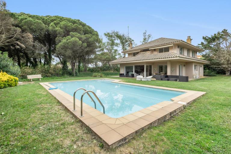 Villa with Pool Next to the Golf Course in Begur