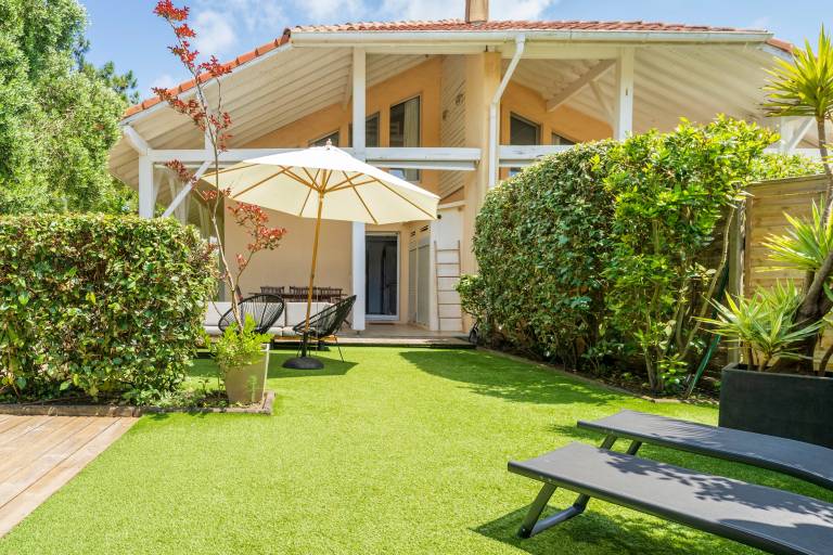 House with yard, BBQ & patio in Dax