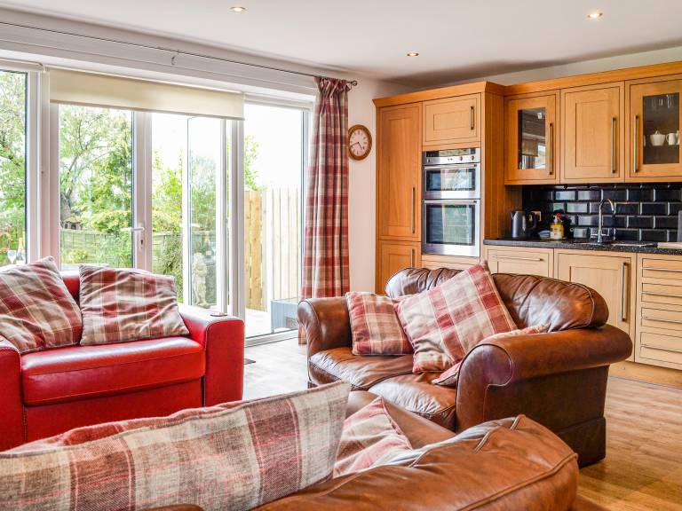 Children-friendly pleasant cottage with hot tub & yard | River view | Pets allowed — photo 3