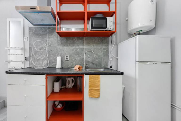 Studio Apartment 'Economy For Two in Lagos' with Shared Pool, Wi-Fi and Air Conditioning — photo 5