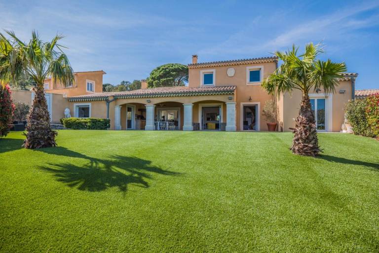 House with patio, private pool & yard — photo 4