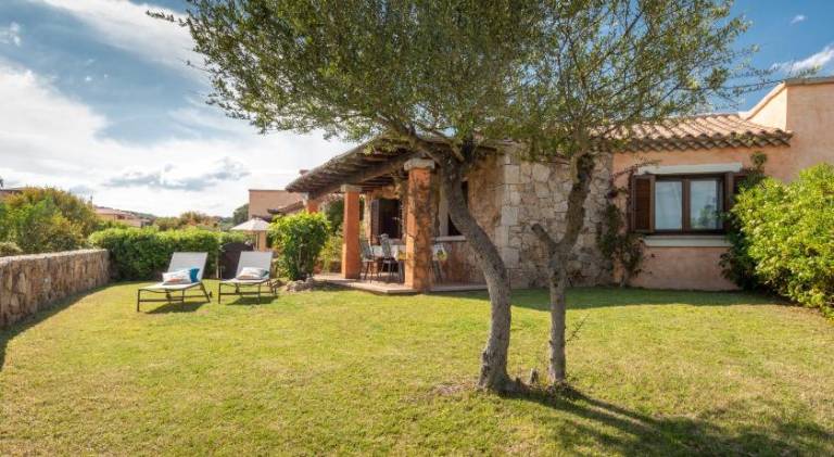 Holiday apartment with yard, terrace & barbeque in Golfo Aranci