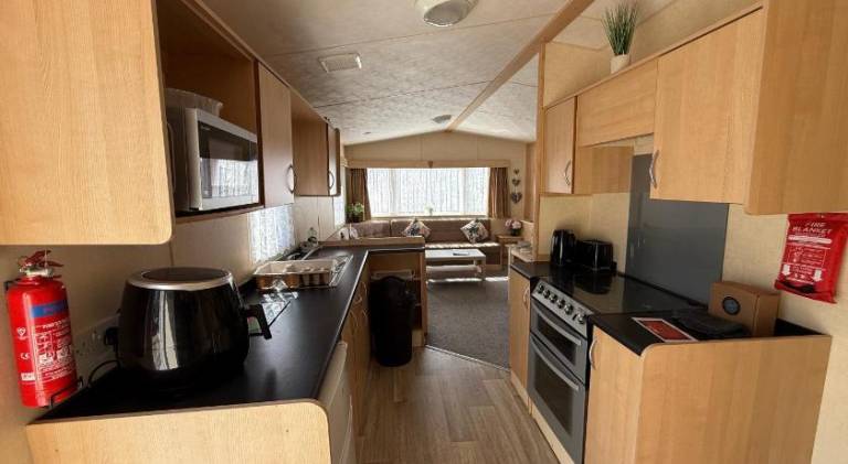 Sunnymede i15 Hot Tub - pet friendly, bed linen - Meadow Lakes Caravan & Lodge Hire — photo 4