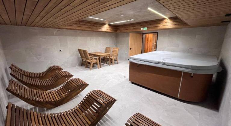 Apartment with hot tub — photo 5