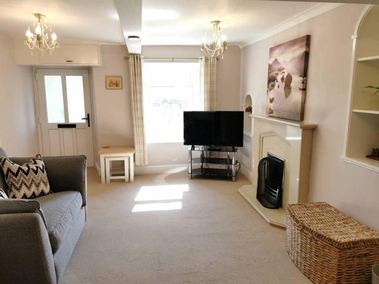 Cottage with yard & barbeque | Beach view — photo 2