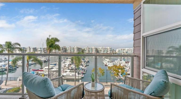 Marina Blue - Sun-Drenched 2BR with Balcony Overlooking the Port, GYM and POOL — photo 3
