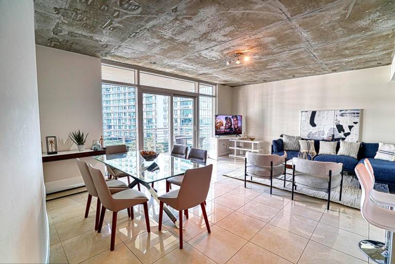 Perfect Downtown Stay w Balcony