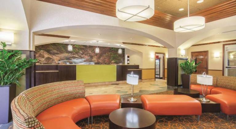 La Quinta Inn & Suites by Wyndham Bentonville — photo 2