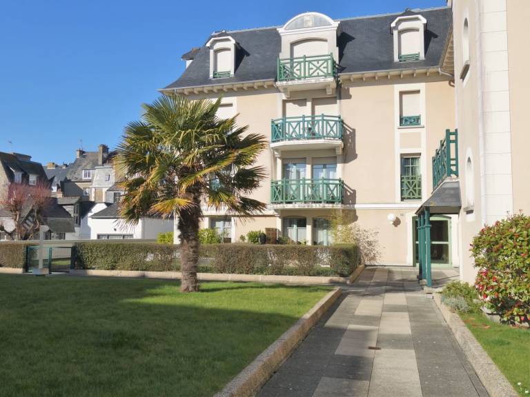 Holiday apartment with yard — photo 5