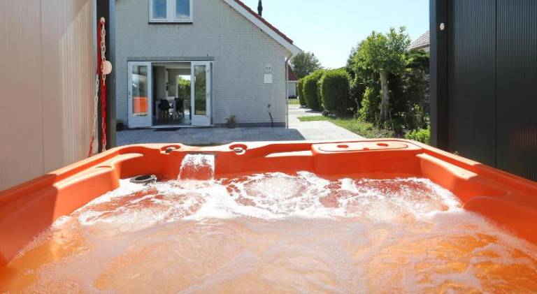 Vacation home with jacuzzi | Pets are welcome — photo 5