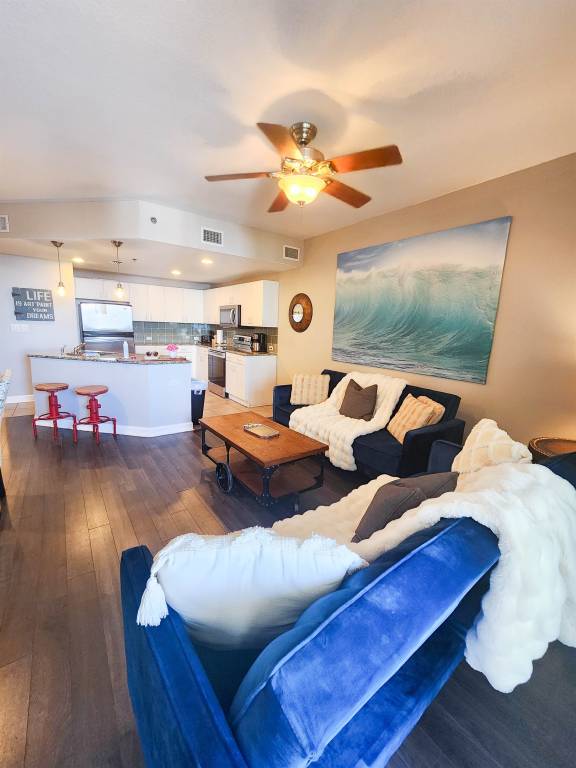 Condo with BBQ, pool & jacuzzi | Beach view — photo 4