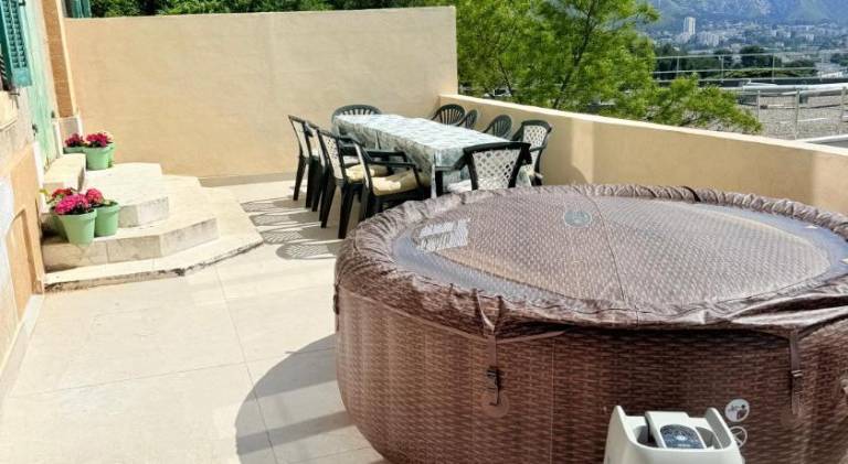 Duplex avec Spa, terrasse vue mer Marseille Calme & Central in Marseille