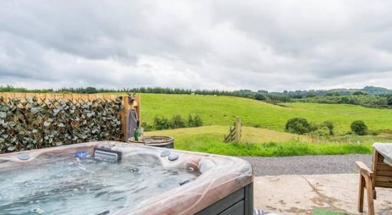 Farm with garden, BBQ & hot tub — photo 4